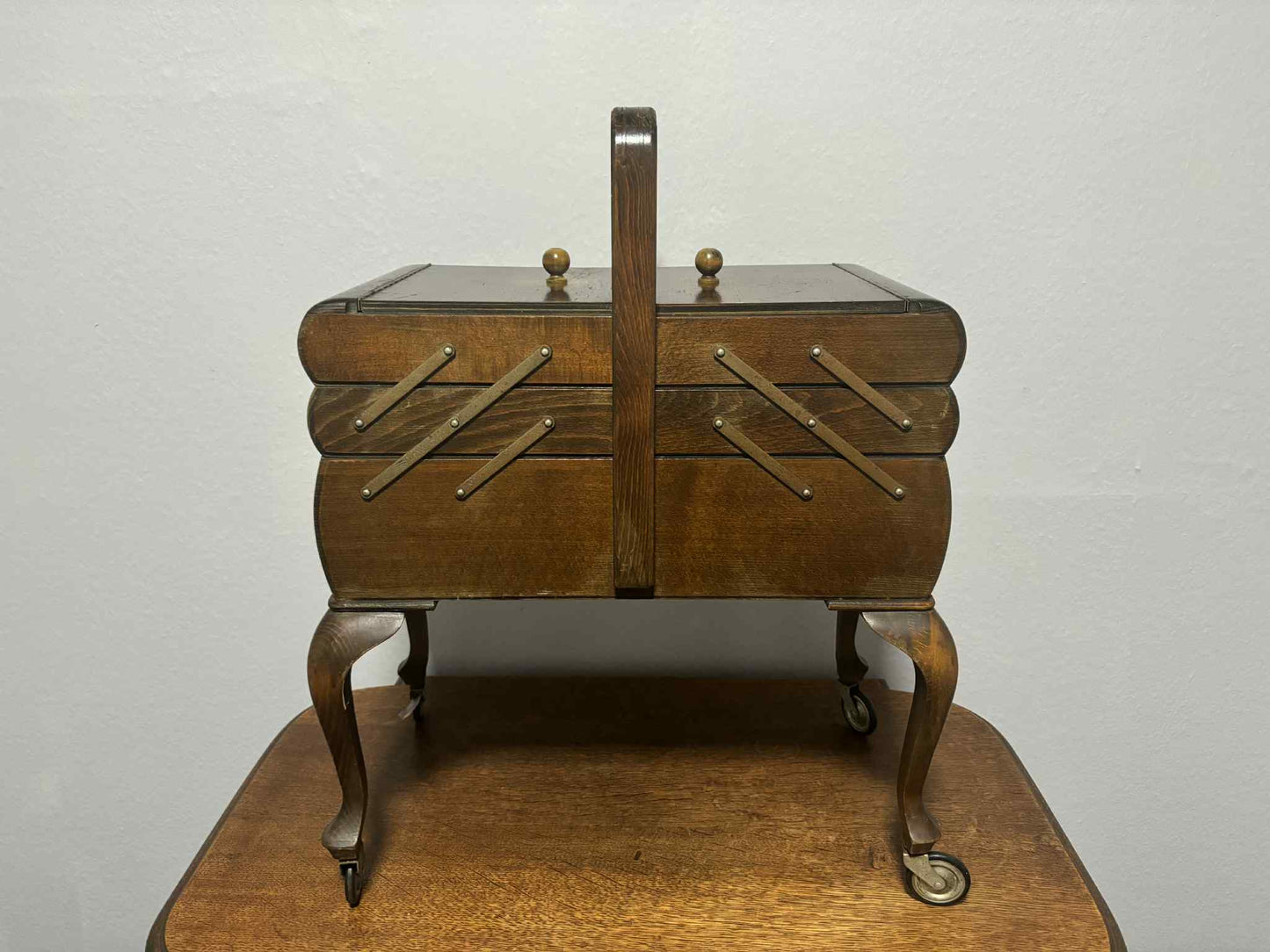 Antiker Nähkasten auf Rollen