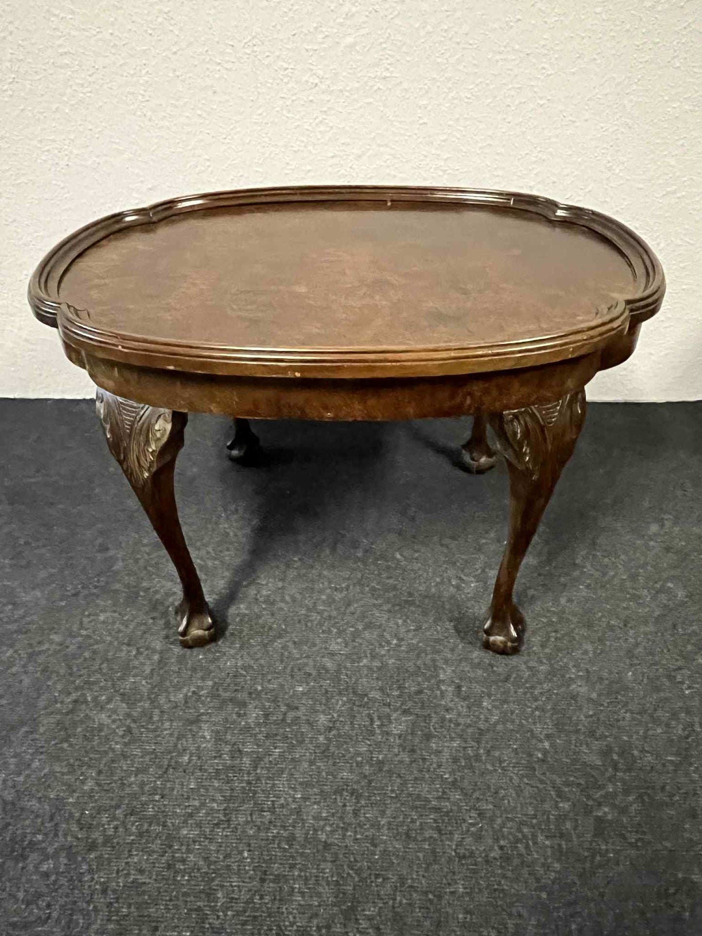 Antiker ovaler Couchtisch aus Holz mit geschnitzten Beinen