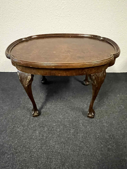 Antiker ovaler Couchtisch aus Holz mit geschnitzten Beinen