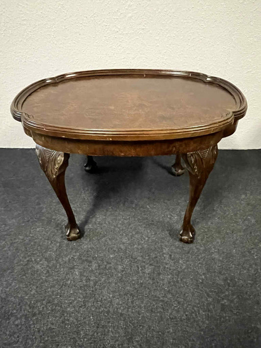 Antiker ovaler Couchtisch aus Holz mit geschnitzten Beinen