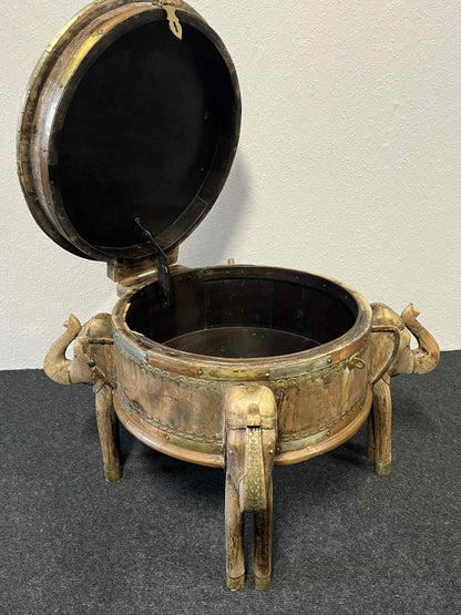 Antiker Couchtisch / Truhe, indisches Holz, mit Elefanten-Figuren