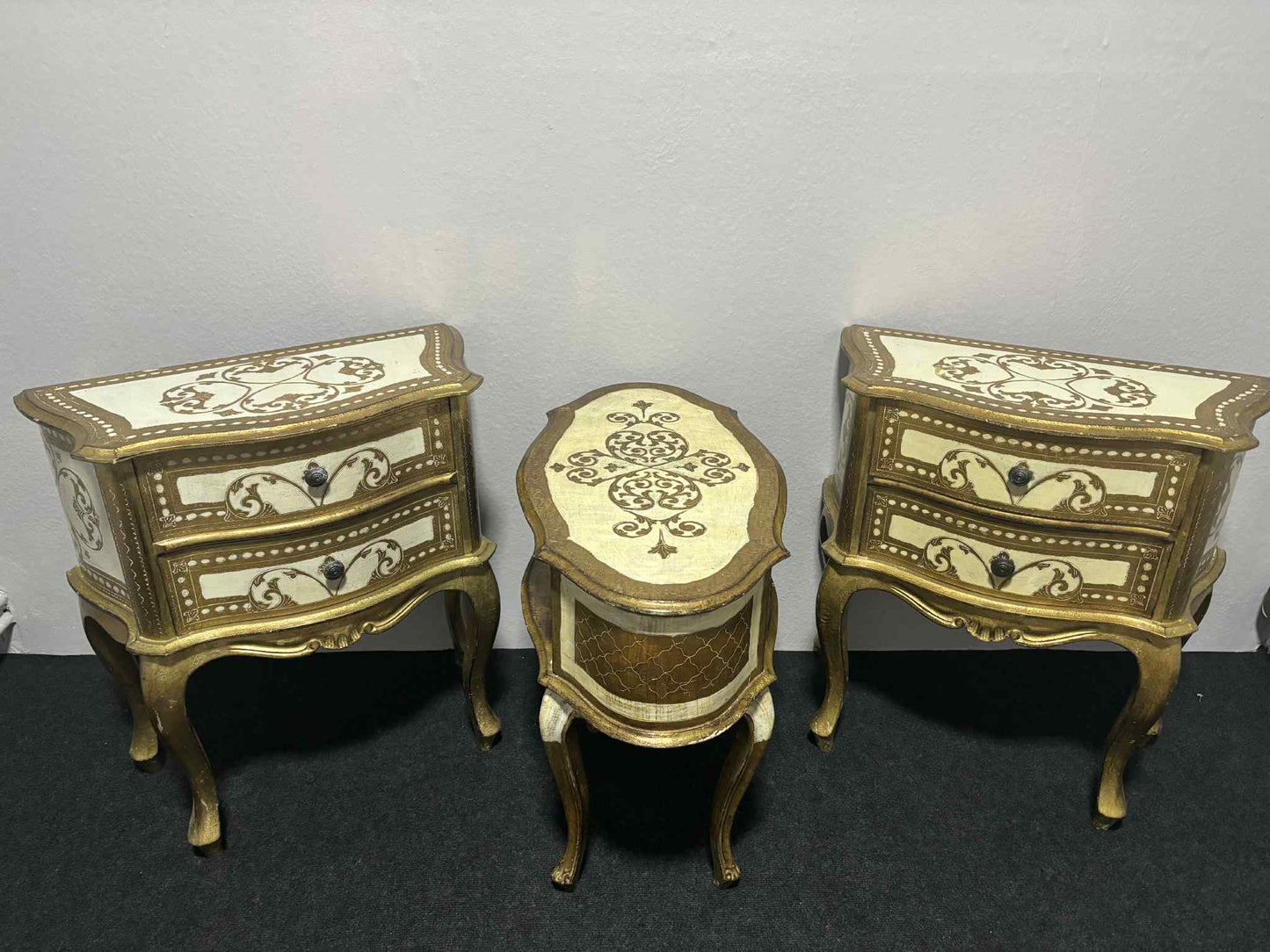 Set aus 3 Florentiner Kommoden – handbemalt & vergoldet