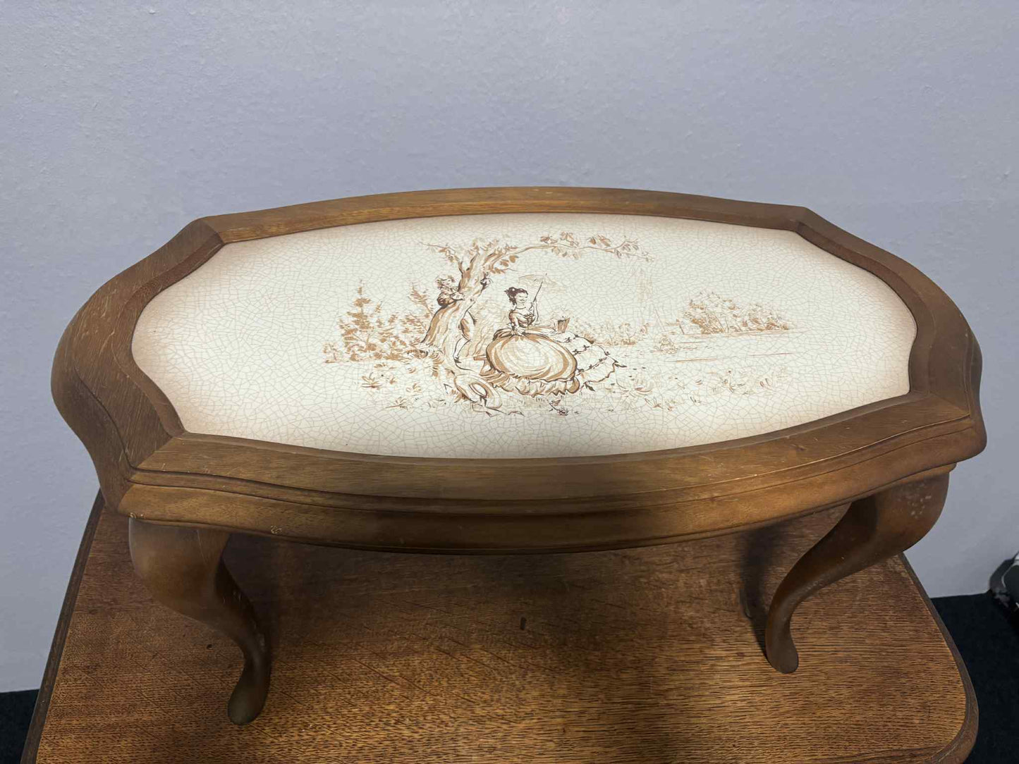 Vintage Beistelltisch mit Keramikplatte – Rokoko-Szene