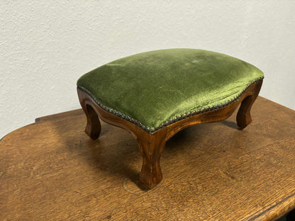 Antiker Fußhocker mit grünem Samtbezug