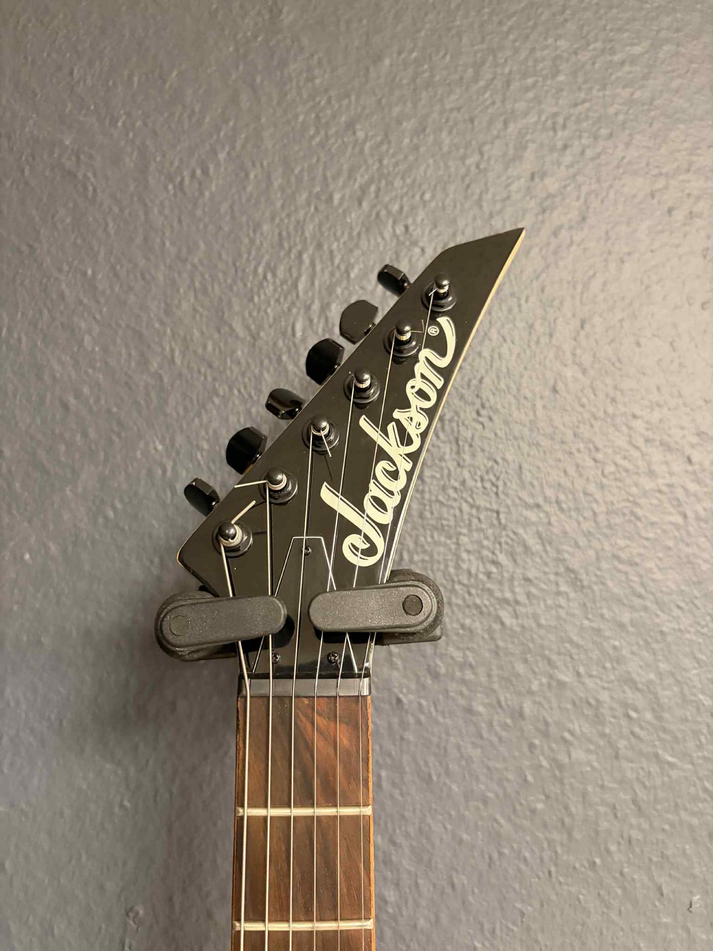 Jackson JS22 Dinky – Schwarze E-Gitarre mit Doppelhumbucker